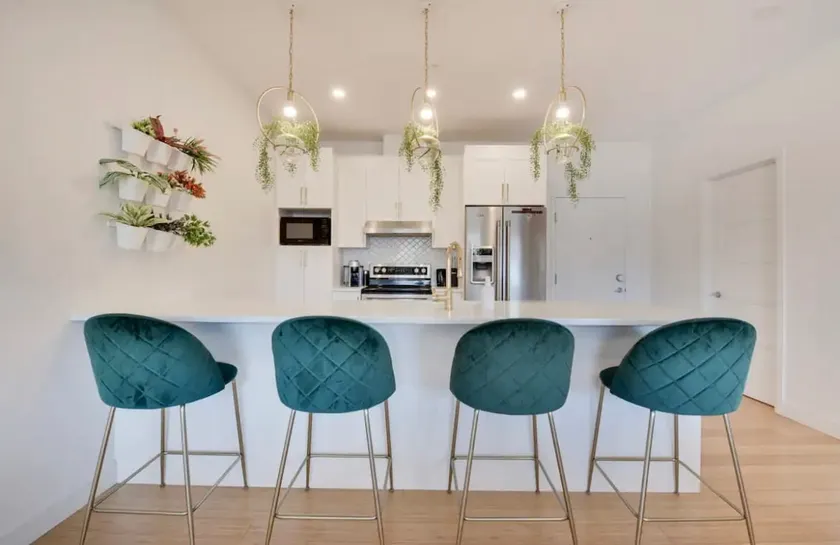 Spacious 3BR + parking + 2 balconies - Image 1