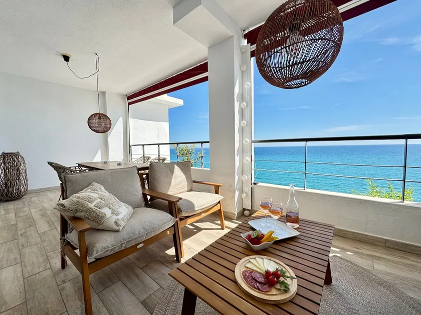 Beachfront Paradise: Terrace & Perfect Pool - Image 1