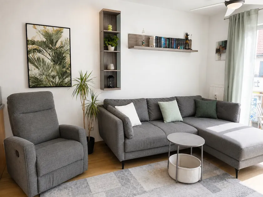 Central 2-bedroom apartment with balcony & parking - Image 1