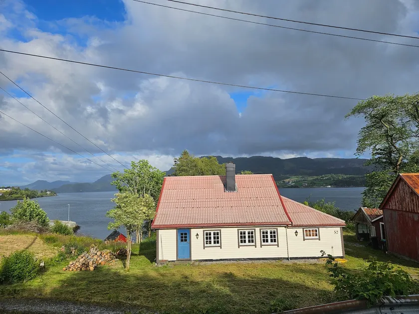 Cozy wooden house by the lake - Image 1