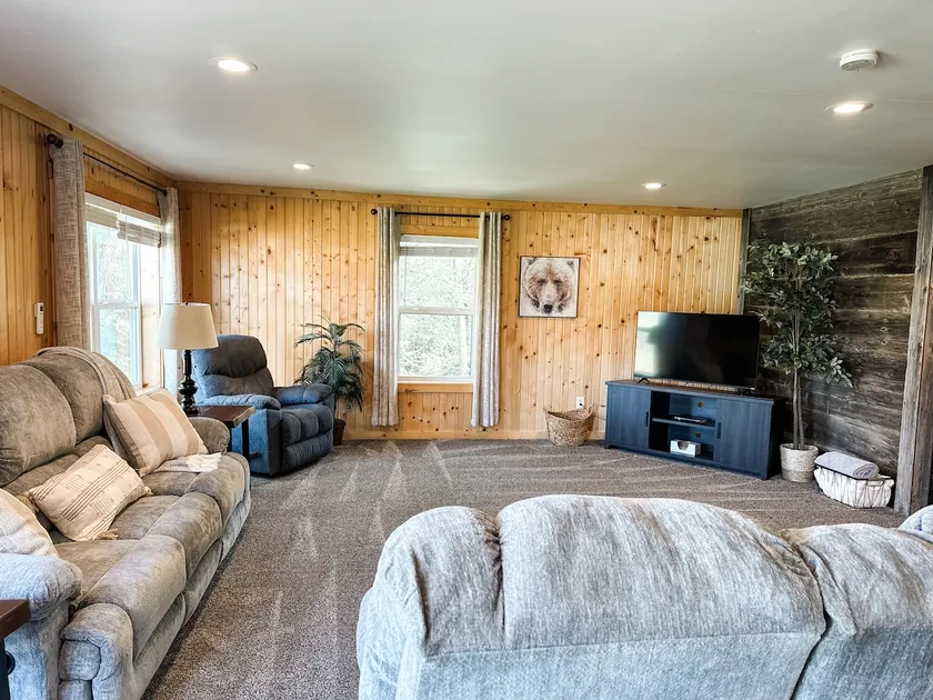 Serene 4-bedroom cabin in rural Missouri - Image 1