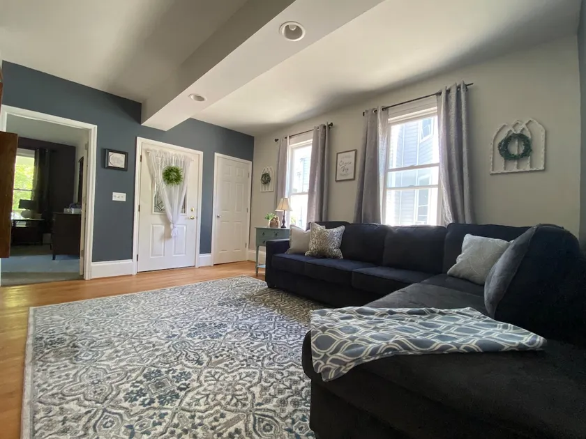 Cozy 2nd story Flat near downtown - Image 1