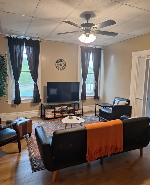2 Bedroom - King & Full - Walkable Location - Image 1