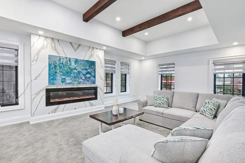 Spacious Apartment in Downtown Collingwood - Image 1