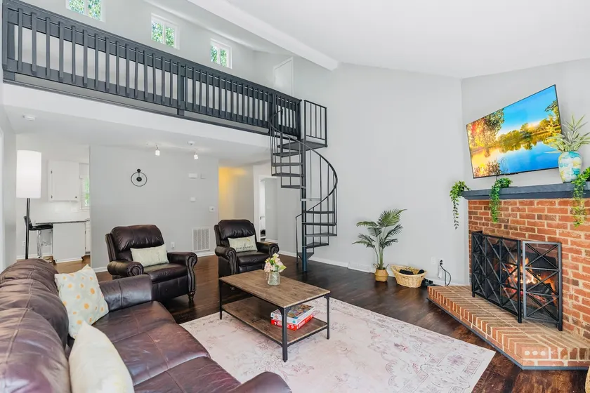 Modern 3br/2b Ranch-Fenced Big Yard/Fire Pit/Deck - Image 1