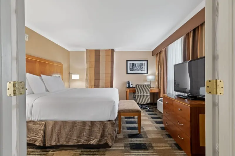 Hotel Suite Near NYC w/ Queen bed + Sofa Bed - Image 1