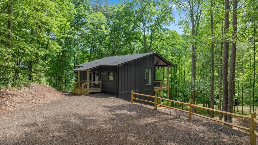The Honey Hole Hideaway - Image 1