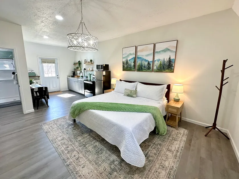 Romantic King Bed, Heart Shaped Hot Tub, Fire Pit - Image 1