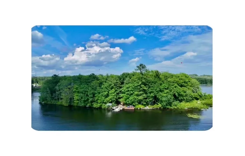 Private lake ”Island” near Boston - Image 1