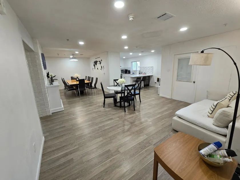 Fully Accessible 1 Story Gated Home 5B3B Huge Yard - Image 1