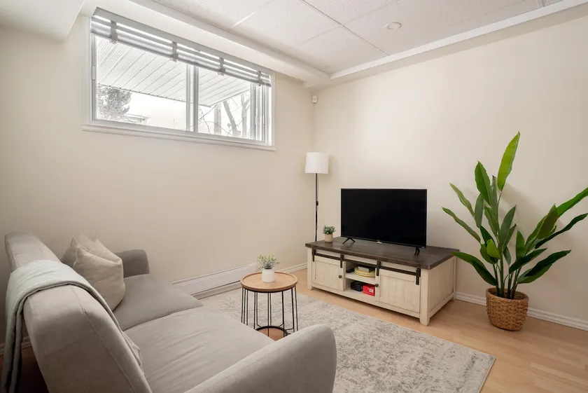 Free Parking & public swimming pool. 2Br Bachelor - Image 1