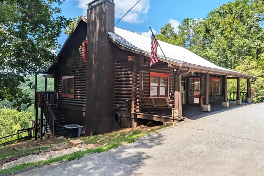 Spacious Soque Riverfront Mountain Log Cabin - Image 1