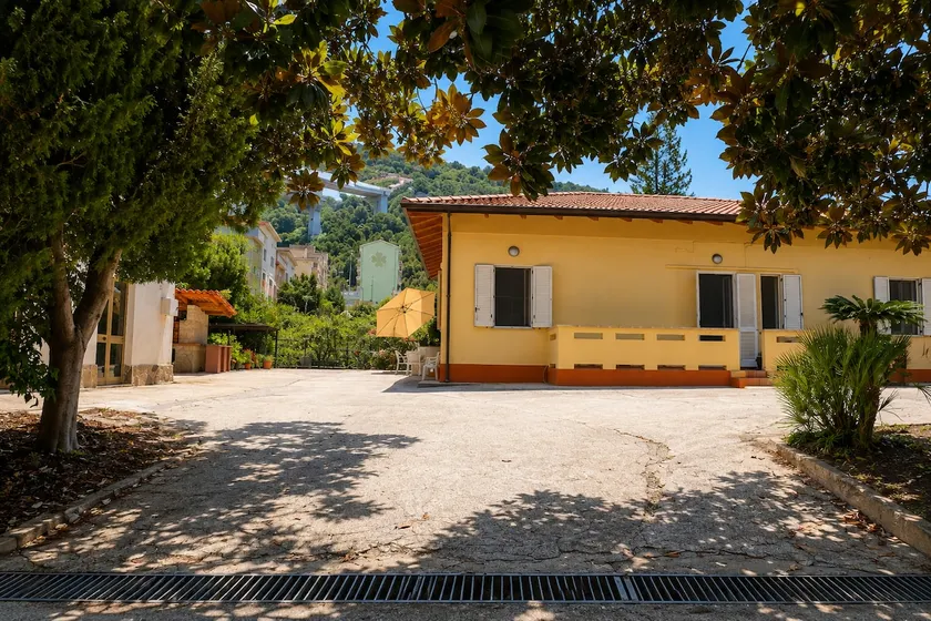 Villa with garden, wood-burning oven and total privacy - Image 1