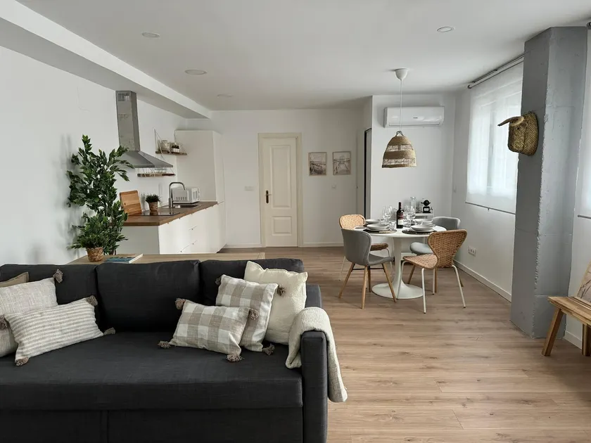 A chic and spacious urban apartment 5 minutes from the metro - Image 1
