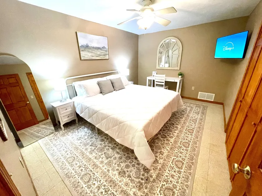 Spacious King Bed Suite at Antique Store - Image 1