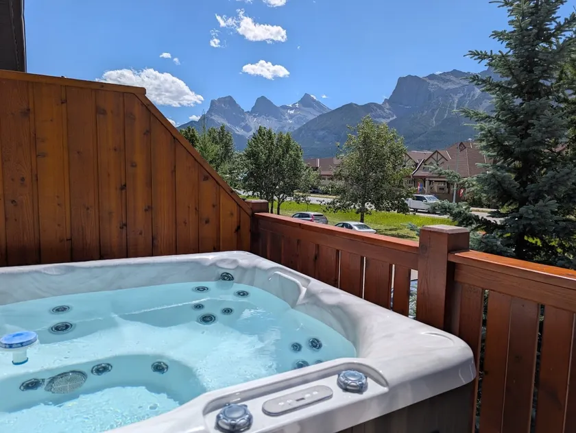 Designer Home, Private Hot Tub - Image 1