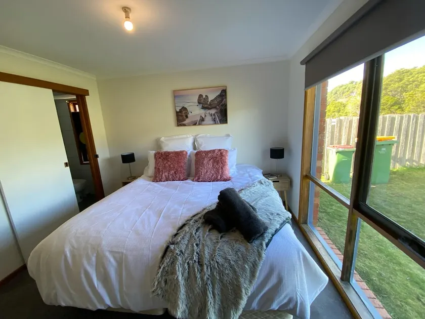 Renovated 4 Bed Home With SPA+ King BED Sleeps 10 - Image 1