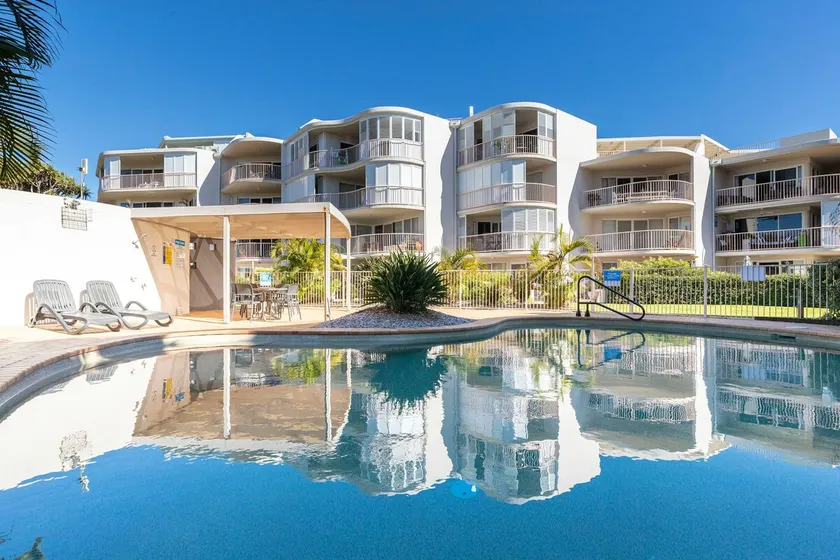 Surfside Beachfront 3bed Apt - Direct Beach Access - Image 1