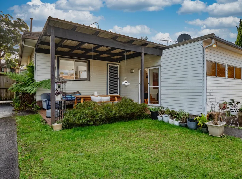 Affordable 3-bedroom 5 beds cute house - Image 1