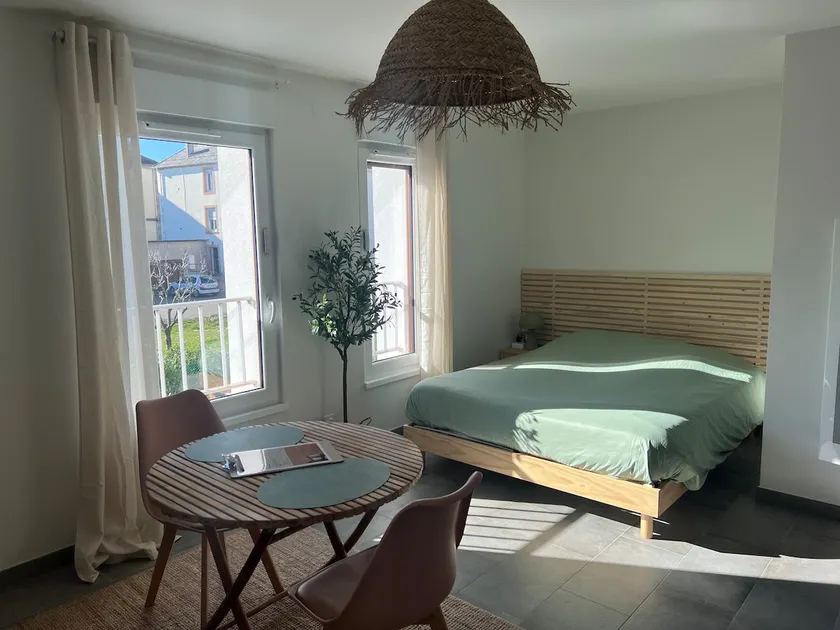 COSY • Wifi • Netflix • Parking • Near Station - Image 1