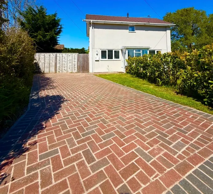 Modern, spacious 2 bedroom house with parking - Image 1