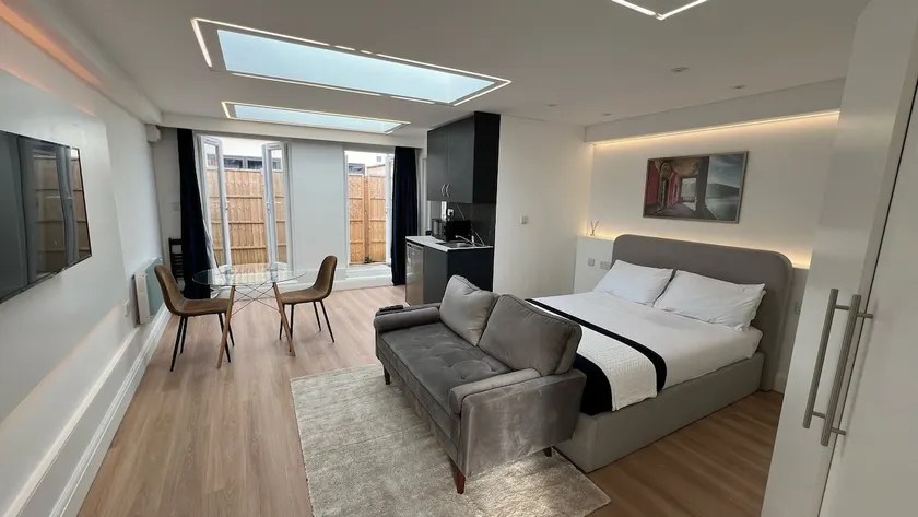 Little London House with Excellent Location - Image 1