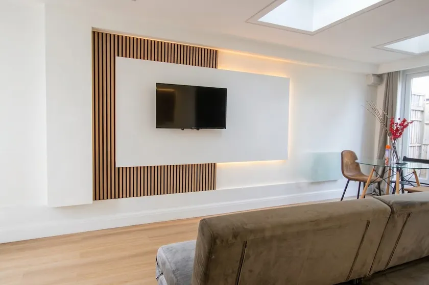 Little London House with Excellent Location - Image 1