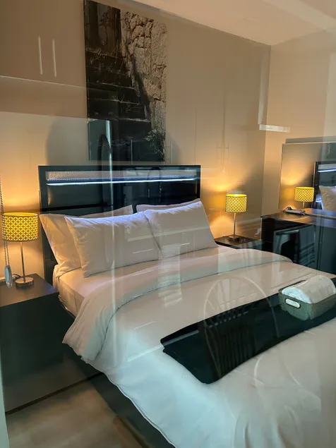 Lakeview Luxury Condo Suite - Image 1