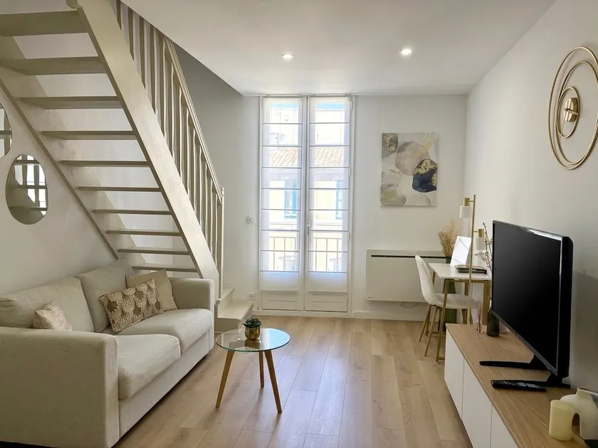 Duplex near Les Halles, quiet, air conditioning, parking 50 m away - Image 1