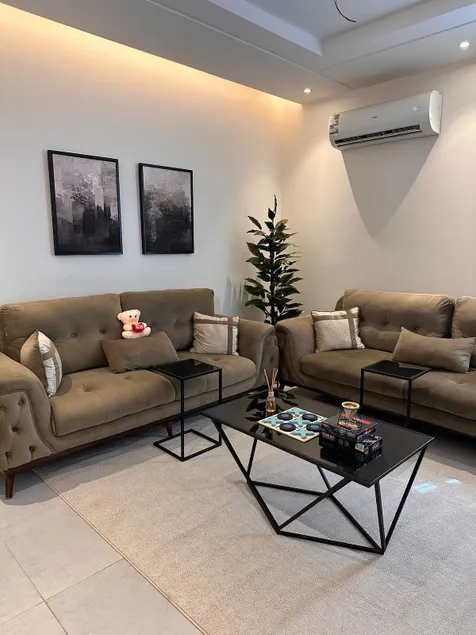 Apartment with bedroom, living room, dining room, and kitchen - Image 1