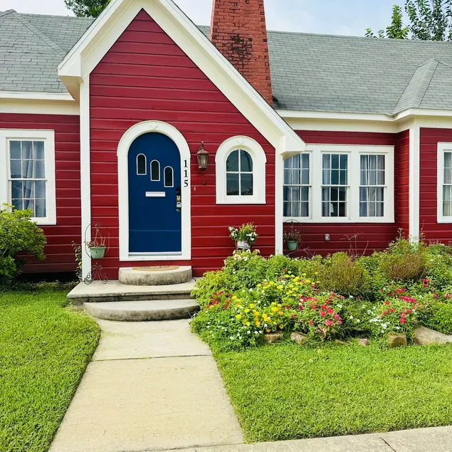 The Crimson Cottage - 3/2 in Downtown Sulphur - Image 1