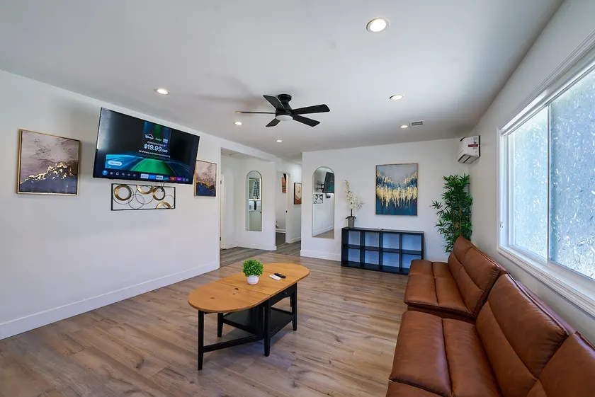 5 Beds/Laundry/FWY Close - Image 1
