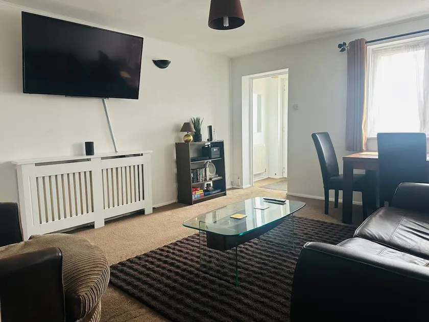 Charming 2Bed Home | Garden & Parking for 2 Cars - Image 1