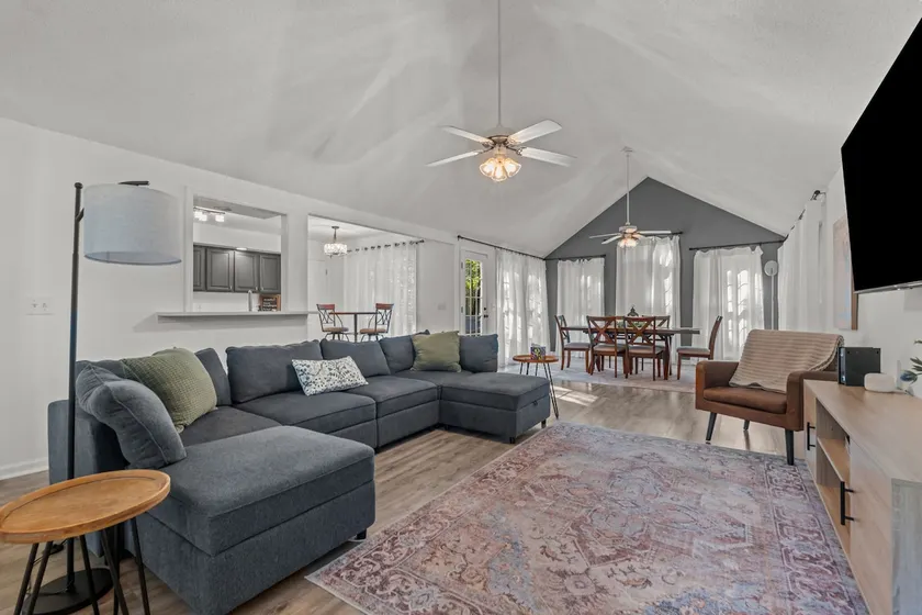 Spacious 3BR Bungalow | Sleeps 8 | Deck & Firepit - Image 1