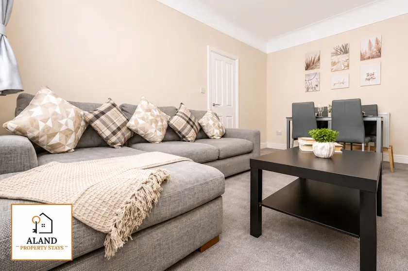 Large cosy house - free on street parking - Image 1