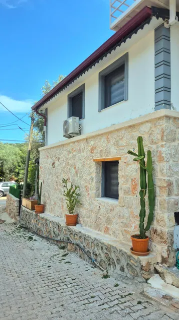 duplex house with private garden - Image 1