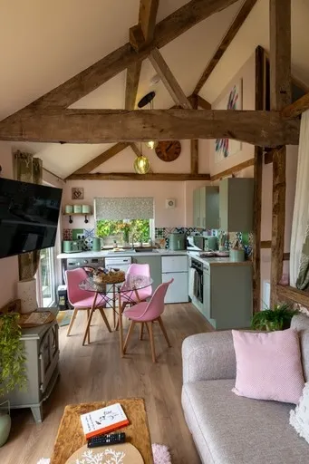 SOLDIERS COTTAGE, HEREFORDSHIRE A COSY COTTAGE, HOT TUB, PET FRIENDLY, GORGEOUS  - Image 1