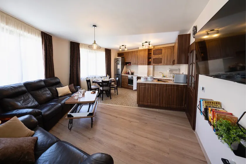 Cozy apartment with free parking near city center - Image 1