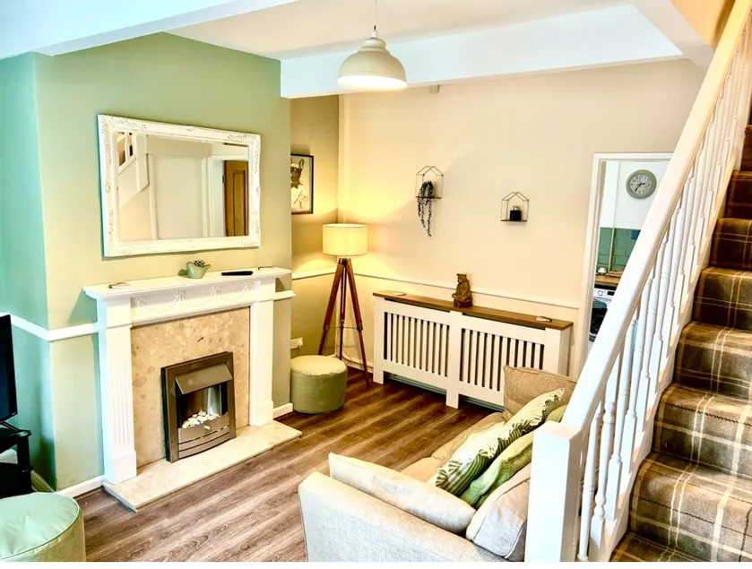 The Little Green Cosy Cottage - Image 1