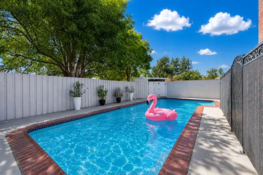 Heated Pool Oasis Close to Attractions - Image 1