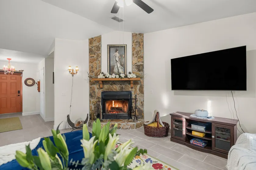 6 Mi to Christmas in the Quarry • Holiday Stay - Image 1