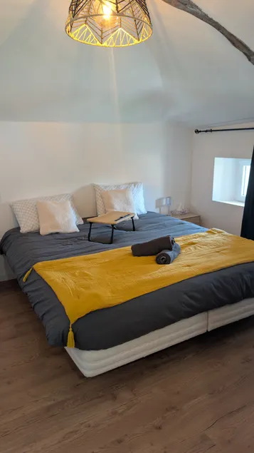 Cozy and air-conditioned 1-bedroom apartment, 180 cm bed, very central - Image 1