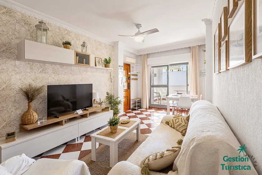 Cozy central apartment with terrace and parking - Image 1