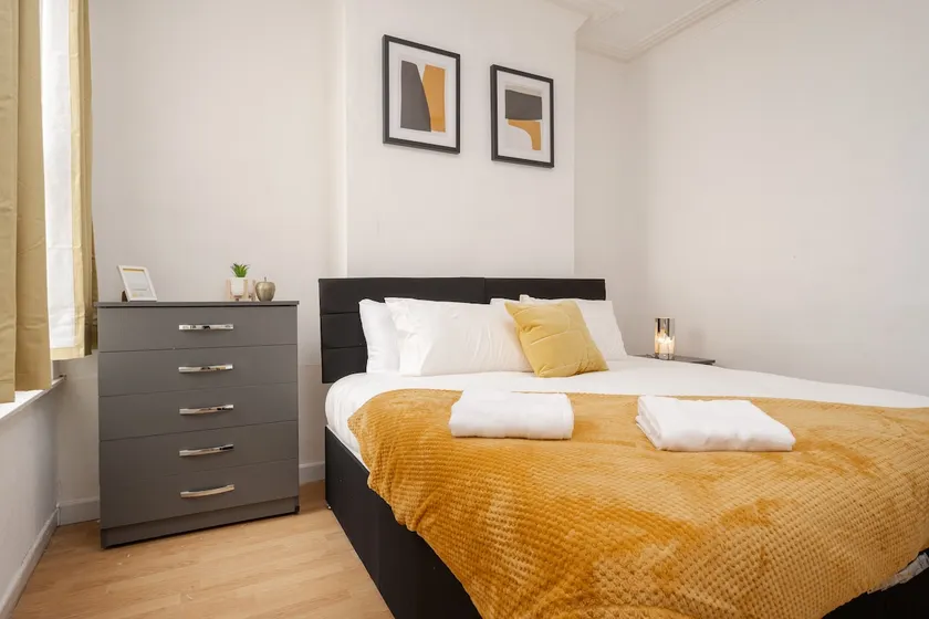 Entire 5 Bedroom home in Birkenhead-Free Parking, Group & Family-Friendly, Free Internet - Image 1