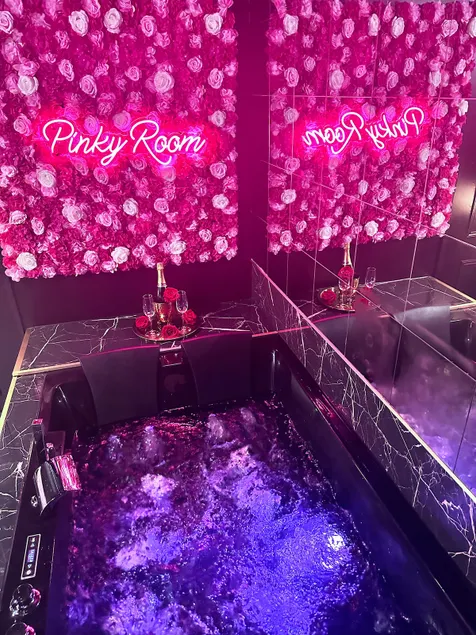 Pinky Room: Love room with Jacuzzi - Image 1