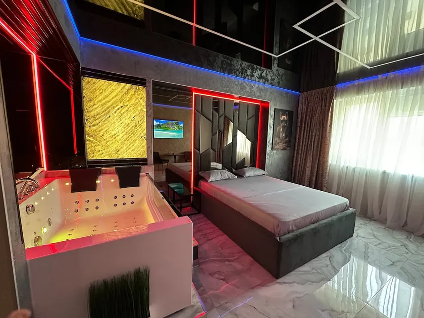 Luxury accommodation with Jacuzzi - Image 1