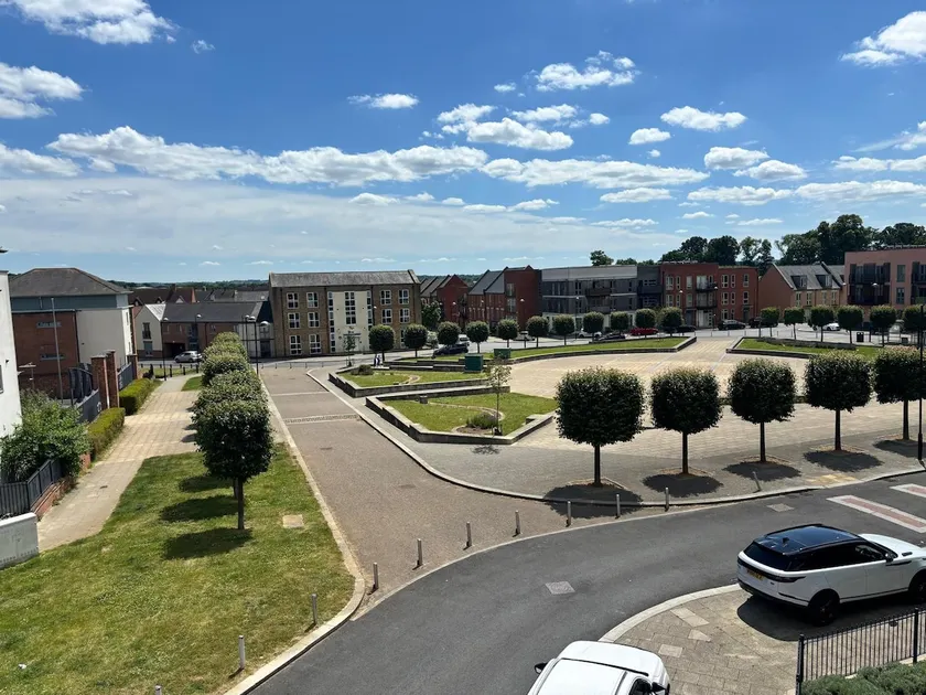 Luxury 2 Bedroom Northampton Townhouse with Balcony - Image 1