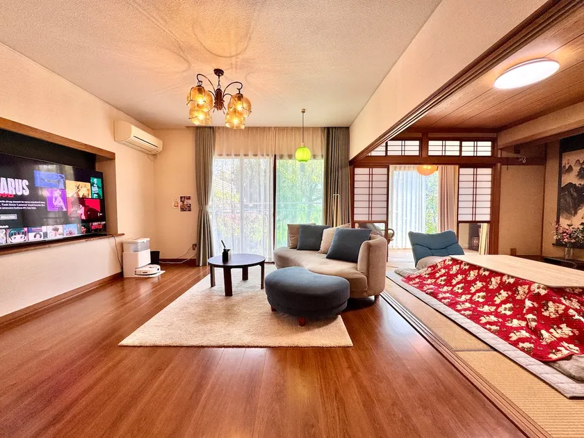 138m² Family Home | 5 Min to Station | Sleeps 10 - Image 1