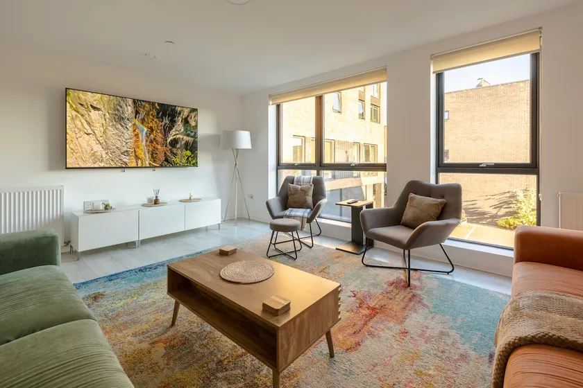 Modern 5 Bedroom Townhouse with Free Parking - Image 1