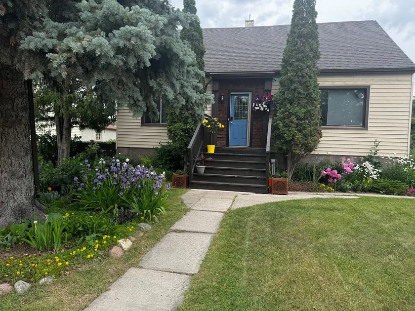 1 BDRM upstairs unit near DT across from Velodrome - Image 1